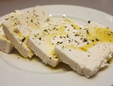 Φέτα: Τι προσφέρει και τι κινδύνους κρύβει – Διατροφικά στοιχεία